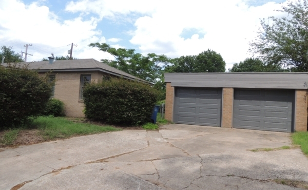 02 Garage door on right side