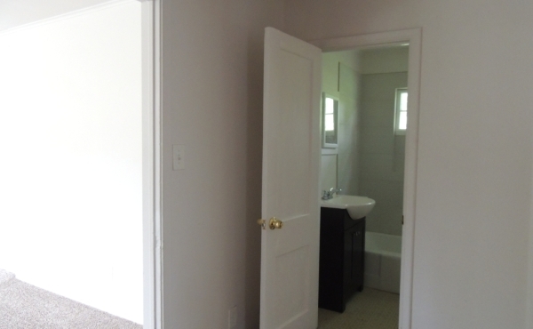 18 Hallway into Bathroom